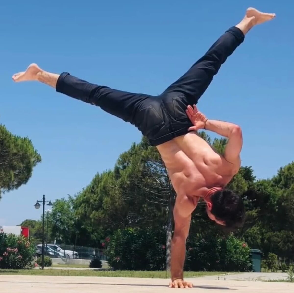 Orkhan Mirza balancing on one arm in an outdoor freeze